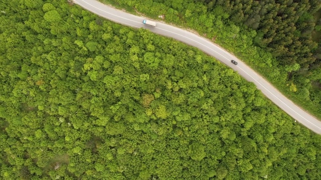 卡车在电影般的道路上视频素材