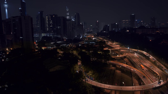 吉隆坡现代天际线的锁定镜头。吉隆坡市中心和夜间交通的实时全景图视频素材