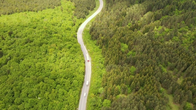 卡车在电影般的道路上视频素材