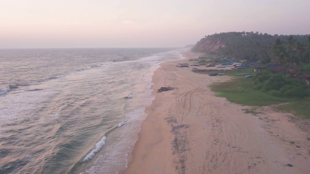 瓦尔卡拉海岸线的鸟瞰图与海浪冲击的沙滩，在喀拉拉邦，印度，在黄昏视频素材