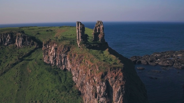 Dunseverick城堡遗址，安特里姆海岸，北爱尔兰。空中无人机视图视频素材