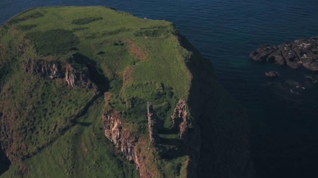 Dunseverick城堡遗址，安特里姆海岸，北爱尔兰。空中无人机视图视频素材