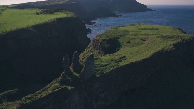 Dunseverick城堡遗址，安特里姆海岸，北爱尔兰。无人机拉开视频素材