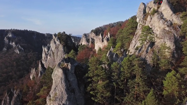 鸟瞰图的苏洛夫岩石形成(苏洛夫斯基skaly)秋季森林。日利纳附近,斯洛伐克视频素材