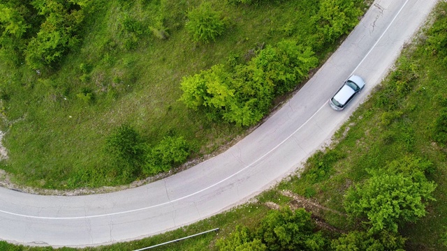 在乡村公路上行驶的汽车。空中无人机视图视频素材