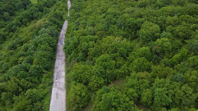 空乡修林中乡村路。空中无人机视图。飞过乡村的道路视频素材