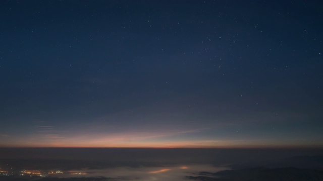 在山顶鸟瞰点上日出的时间流逝视频素材