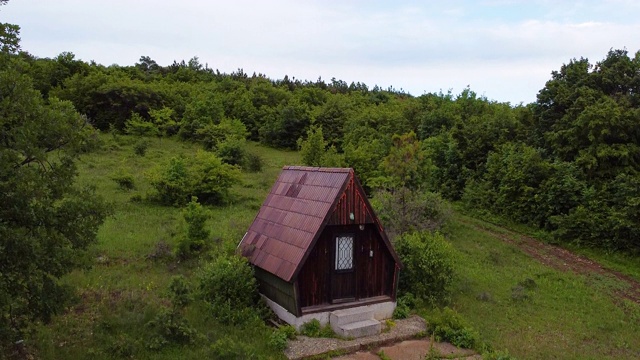 山林草地上的木屋。空中无人机视图视频素材