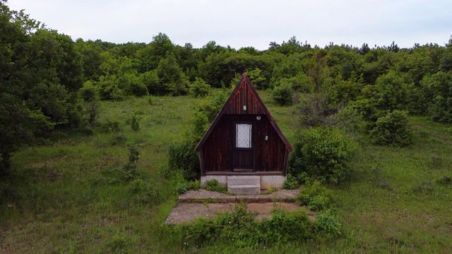 山上寂寞的小木屋。乡村景色的木屋山。空中无人机视图视频素材