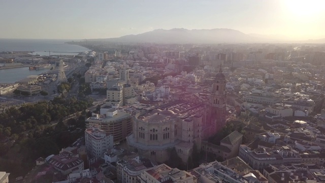 马拉加美丽的空中城市景观，大教堂在第一个计划，西班牙视频素材