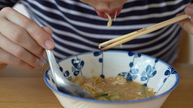 饿女人吃面条视频素材