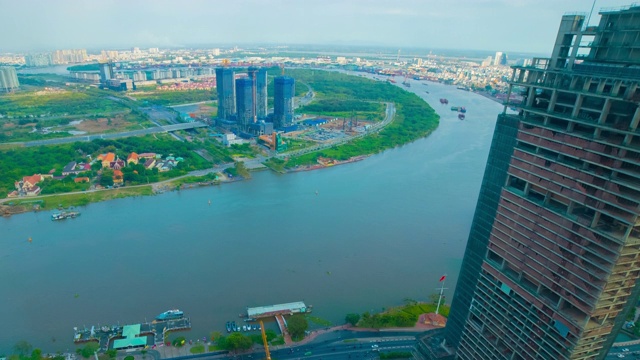 在胡志明市西贡河的全景城市景观的时间推移高角度广角拍摄视频素材