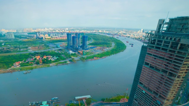 在胡志明市西贡河的全景城市景观的时间推移高角度广角拍摄视频素材