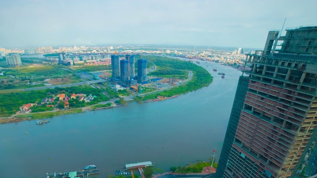 在胡志明市西贡河的全景城市景观的时间推移高角度广角拍摄视频素材