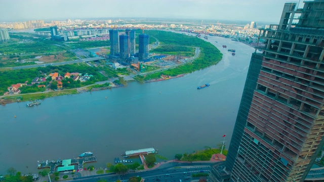 在胡志明市西贡河的全景城市景观的时间推移高角度广角拍摄视频素材