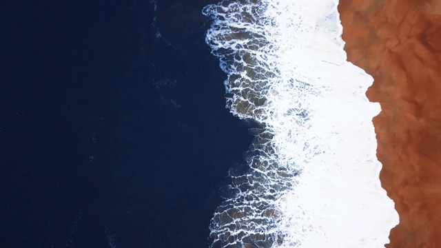 飞过沙滩。海浪在大西洋海岸的沙滩上破碎，鸟瞰图。挤,葡萄牙视频素材