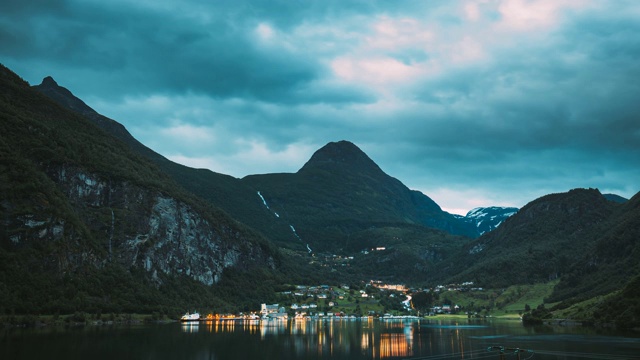 Geirangerfjord,挪威。在阳光明媚的夏日盖兰格峡湾的盖兰格夜景。著名的挪威地标和受欢迎的目的地。FullHD视频素材