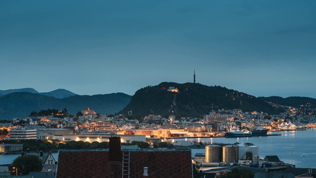 奥勒松,挪威。奥勒松天际线城市景观和港口码头在晚上的夜晚照明。夏天的历史中心。著名的挪威地标和受欢迎的目的地。老奥勒松。FullHD视频素材