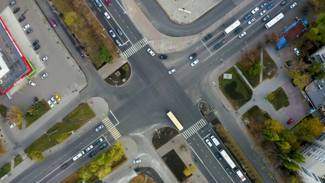 航拍视频，城市十字路口的道路，延时的交通视频素材