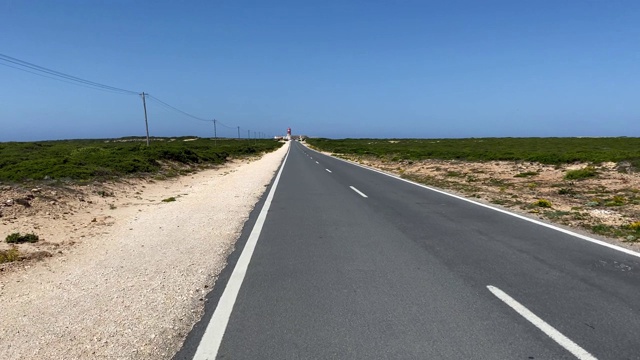 通往灯塔的笔直道路，位于葡萄牙阿尔加维圣文森特海角的尽头视频素材