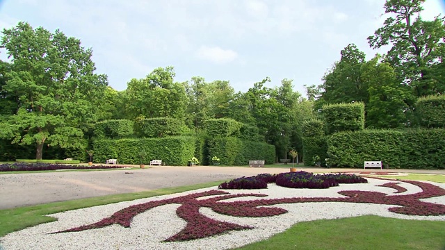 Nieborow公园的花圃视频素材