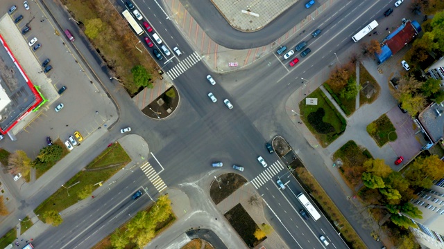 航拍视频，城市十字路口的道路，延时的交通视频素材