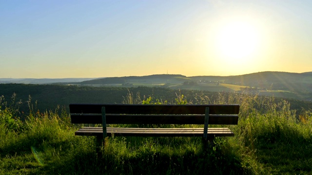 在日出的主要河流环与长凳的观点，Urphar, Wertheim, Spessart, Franconia, Baden-Württemberg，德国视频素材