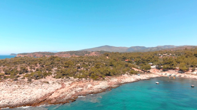 鸟瞰图美丽的海滩上的希腊岛，海岸线与绿松石海视频素材