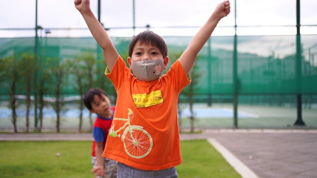 一个快乐的小男孩戴着防护面具。视频下载