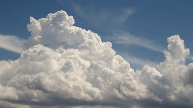 天空中移动的明亮积云雨云视频素材