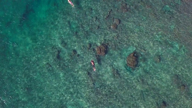 夏威夷冲浪者的空中俯瞰视频素材