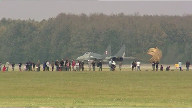 f - 16战斗机降落视频素材