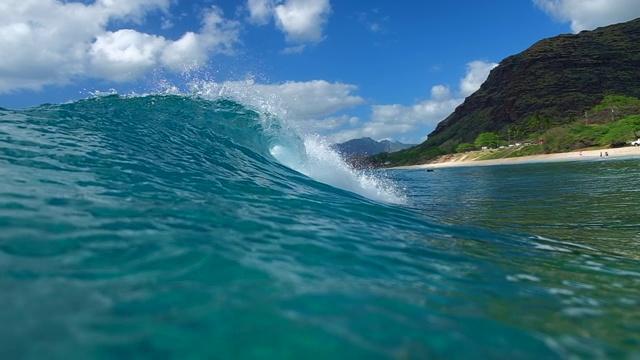 海浪在瓦胡岛的海岸上拍打视频素材