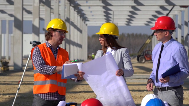 女建筑师和建筑工人在建筑工地握手视频素材