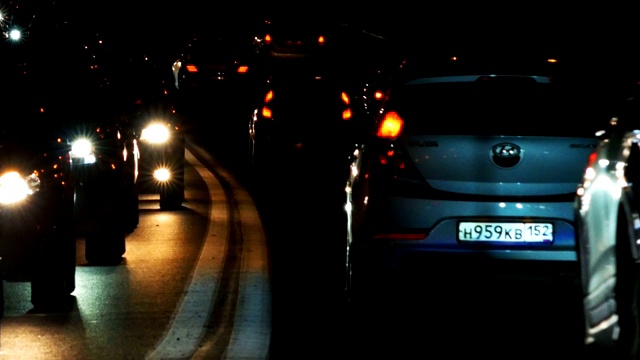 夜间高速公路交通堵塞，紧急救援车辆视频素材