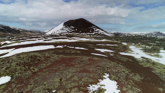 一架无人机飞向冰岛一座火山视频素材