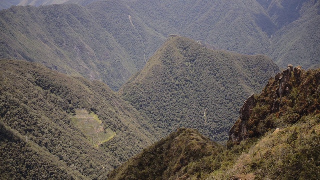 阳光明媚的一天，印加古道上的秘鲁山脉全景视频素材