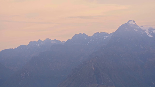 黄昏时分，从印加古道眺望秘鲁安第斯山脉的风景视频素材