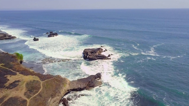 夏天碧波荡漾的大海和碧绿的稻田，风景如画视频素材