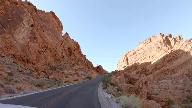 在火谷州立公园的空旷道路上行驶的车辆的观点视频素材