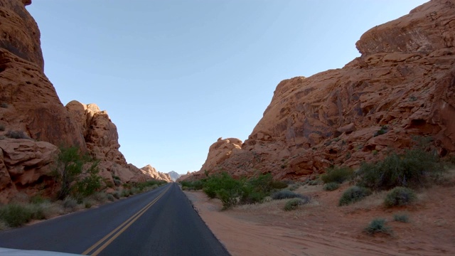 在火谷州立公园的空旷道路上行驶的车辆的观点视频素材