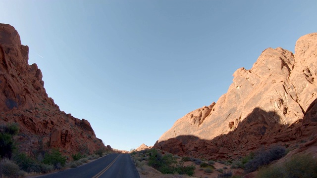 在火谷州立公园的空旷道路上行驶的车辆的观点视频素材