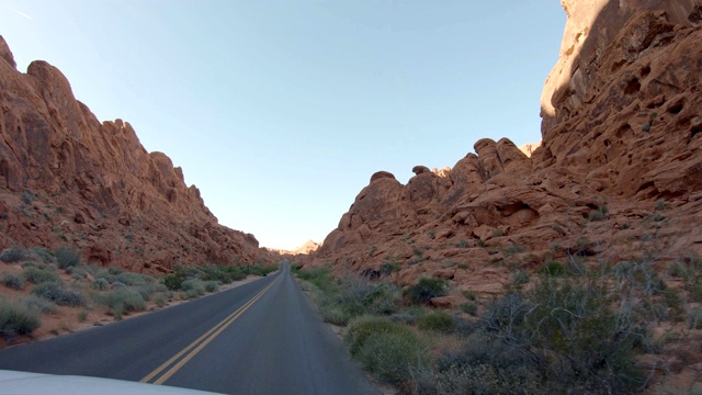 在火谷州立公园的空旷道路上行驶的车辆的观点视频素材