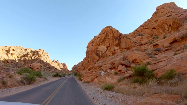 在火谷州立公园的空旷道路上行驶的车辆的观点视频素材