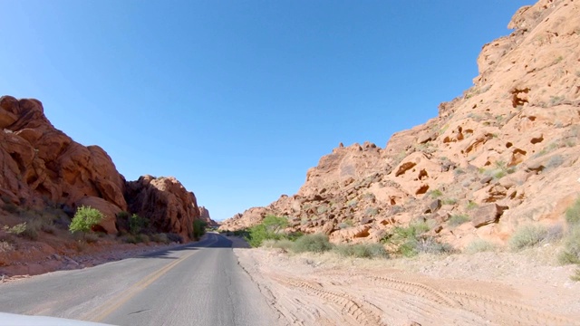 在火谷州立公园的空旷道路上行驶的车辆的观点视频素材