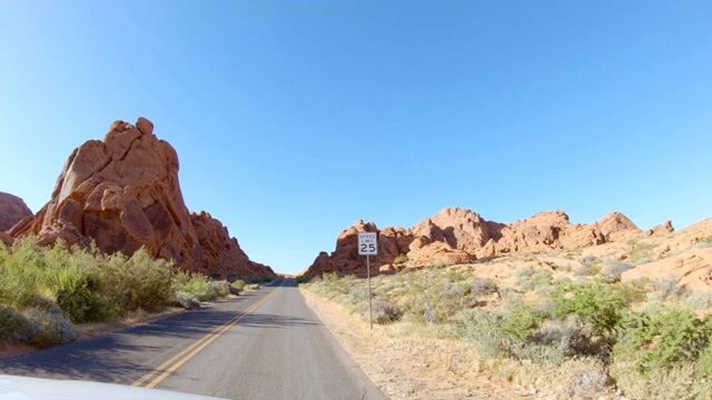 在火谷州立公园的空旷道路上行驶的车辆的观点视频素材