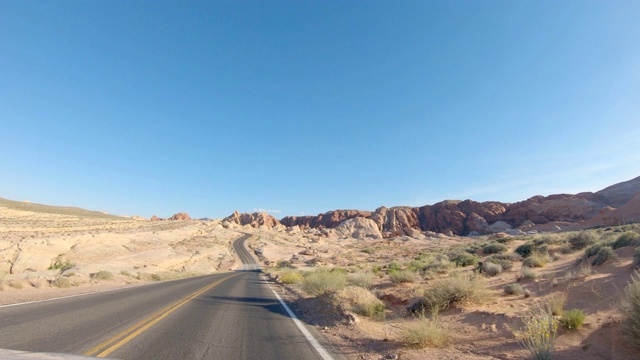 在火谷州立公园的空旷道路上行驶的车辆的观点视频素材