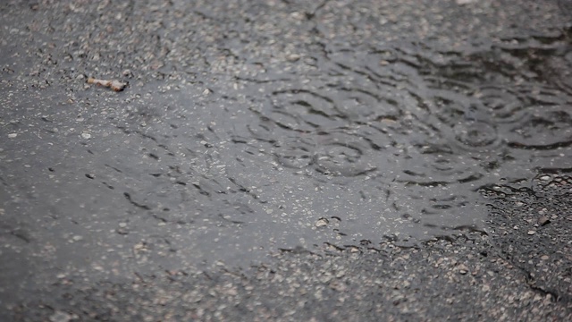 沥青路上的雨滴视频素材