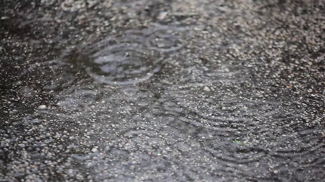 沥青路上的雨滴视频素材