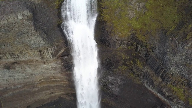 海夫斯瀑布在冰岛高地，鸟瞰图。壮观的瀑布景观在landmanalaugar峡谷。没有分级的DJI d电影般的镜头视频素材